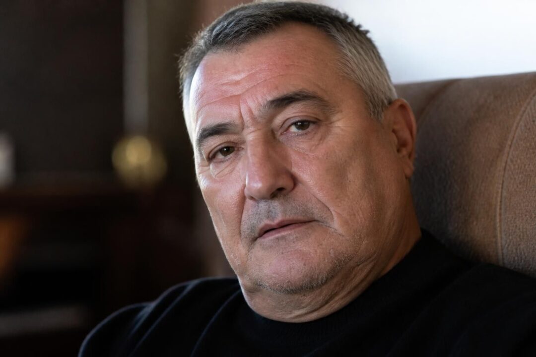 jean-marie bigard parle ouvertement de son état de santé actuel et des séquelles persistantes de son avc, offrant un témoignage sincère sur son combat pour la récupération.