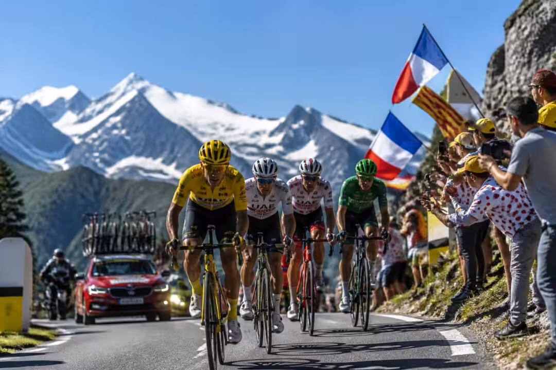 découvrez l'analyse détaillée du classement général des cyclistes et des équipes après la 19e étape du tour de france 2026, avec les dernières performances et enjeux.